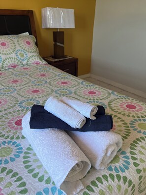 2 habitaciones, escritorio, tabla de planchar con plancha y wifi gratis 