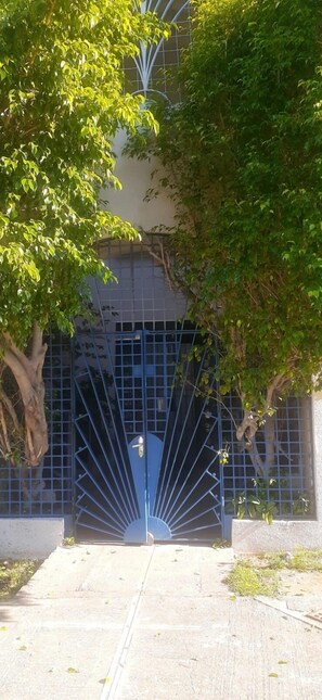 Exterior detail - Dorchester to New Kingston  (kingston 5)