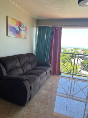 TV, DVD player - Dorchester to New Kingston  (kingston 5)