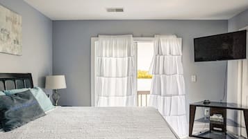 3 bedrooms, desk, iron/ironing board, travel crib