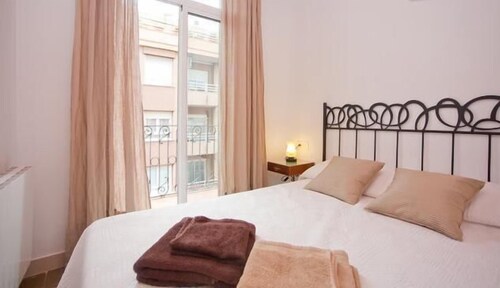 Close Gaudi, Gracia equipped apartment, Barcelona, WIFI, balcony, AC & elevator