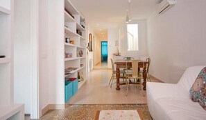 TV, DVD player, books, video library - Close Gaudi, Gracia equipped apartment, Barcelona, WIFI, balcony, AC & elevator (Barcelona)