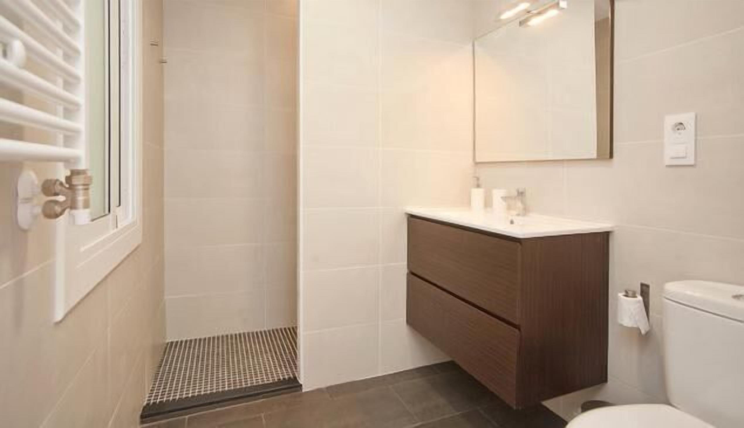 Een douche, een haardroger, handdoeken, toiletpapier