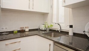 Frigorífic, microones, forn i placa de cuina