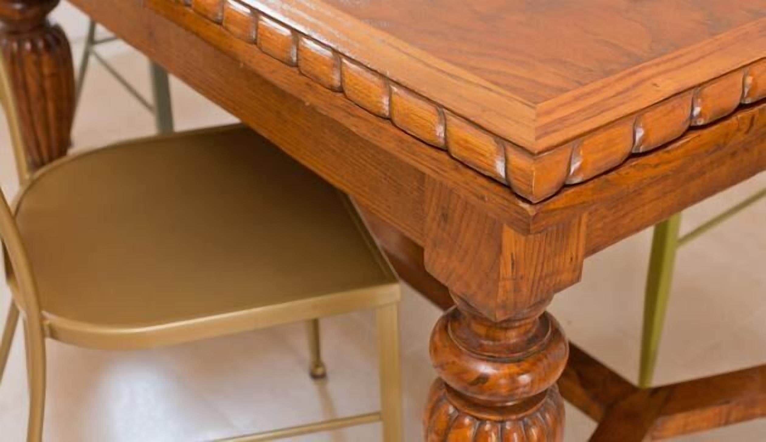 Una mesa de madera con una silla.