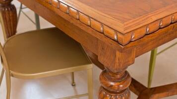 Una mesa de madera con una silla.