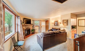 Flat-screen TV, video game console, books - 7 Bedroom on the Side of Pikes Peak on a Mountain Stream (Cascade)