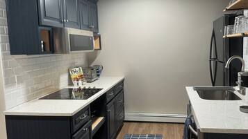 Réfrigérateur, four à micro-ondes, un four, surface de cuisson