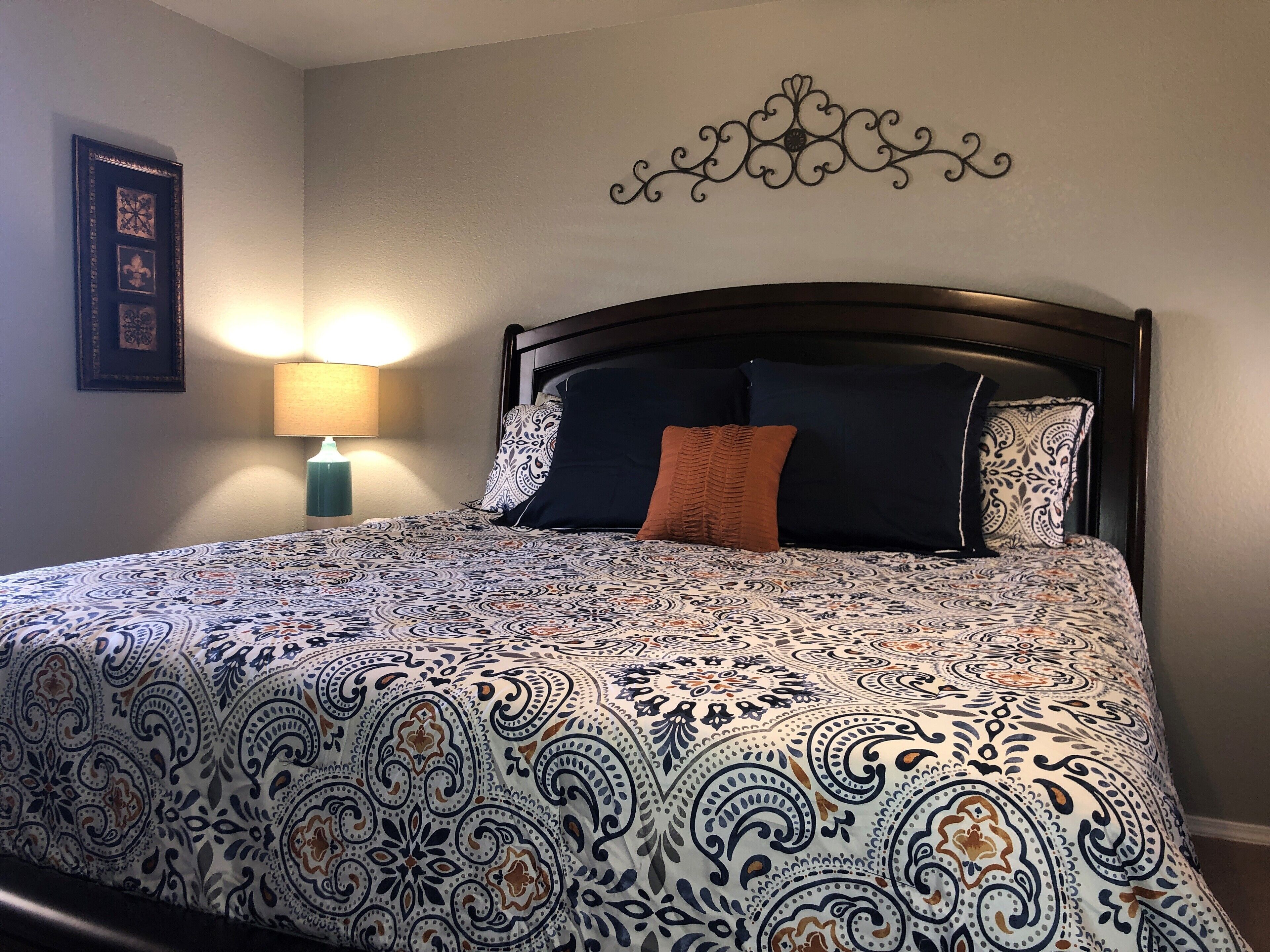 3 多间卧室、记忆海绵床垫、客房内保险箱、办公桌