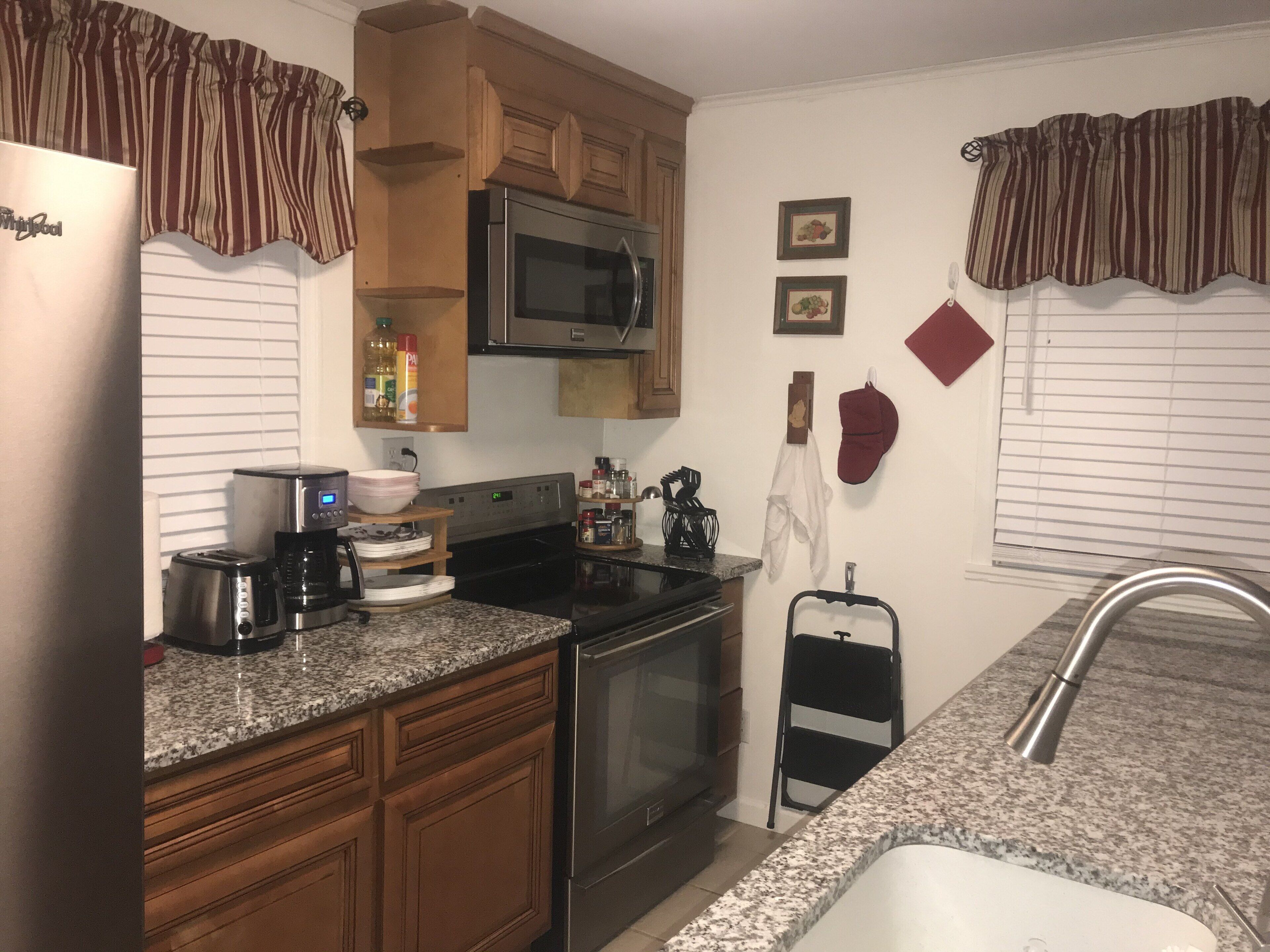 King bed. 2 bedroom. Pet-friendly. Fenced back yard. Near Downtown. 