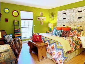 3 bedrooms, Egyptian cotton sheets, desk, iron/ironing board - B-E-Y-O-N-D CHARMING ~ STROLL to OLD TOWN~ FANTASTIC REVIEWS (Albuquerque)