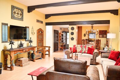 B-E-Y-O-N-D CHARMING ~ STROLL to OLD TOWN~  FANTASTIC REVIEWS 