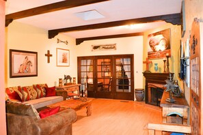 Smart TV, fireplace, DVD player, books - B-E-Y-O-N-D CHARMING ~ STROLL to OLD TOWN~ FANTASTIC REVIEWS (Albuquerque)