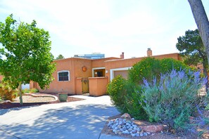 Property grounds - B-E-Y-O-N-D CHARMING ~ STROLL to OLD TOWN~ FANTASTIC REVIEWS (Albuquerque)