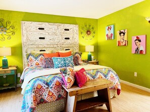 3 bedrooms, Egyptian cotton sheets, desk, iron/ironing board - B-E-Y-O-N-D CHARMING ~ STROLL to OLD TOWN~  FANTASTIC REVIEWS  (Albuquerque)