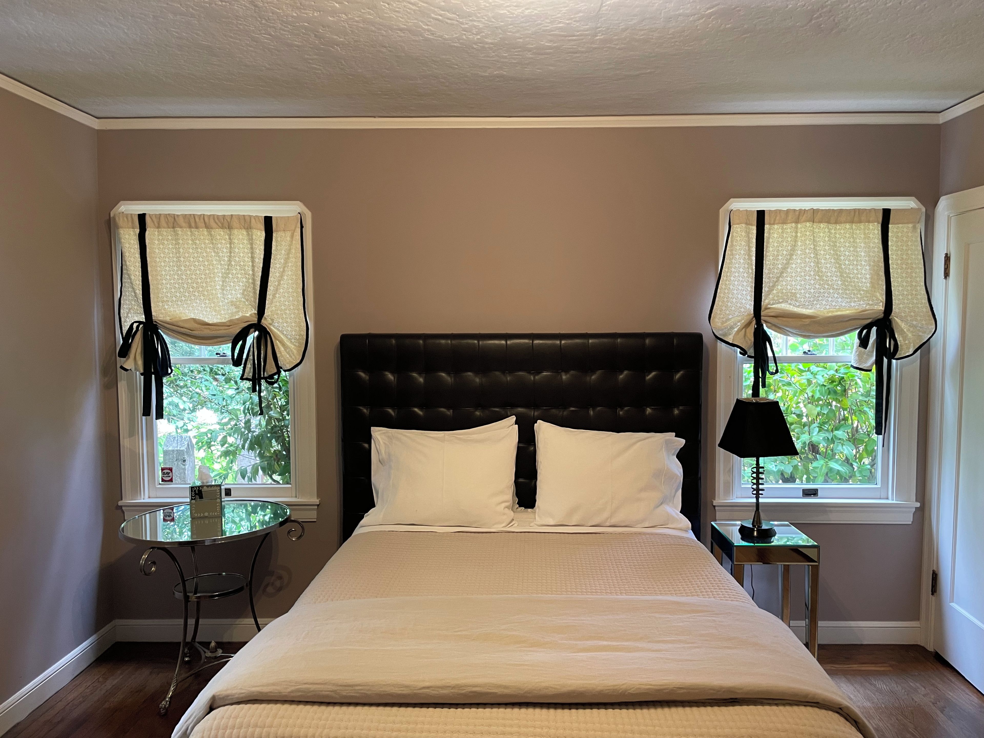 2 bedrooms, desk, iron/ironing board, WiFi (free)