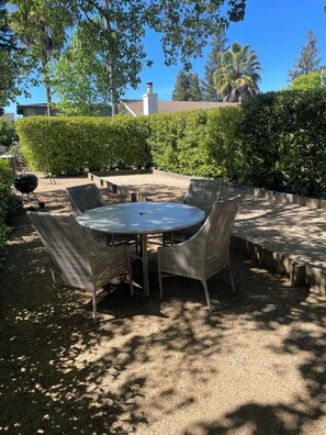 Outdoor dining - F.J. Massa House ~ Walk to Downtown Napa ~ Bocce Court (Napa)