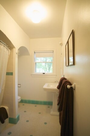 Combined shower/bathtub, hair dryer, towels, soap - F.J. Massa House ~ Walk to Downtown Napa ~ Bocce Court (Napa)