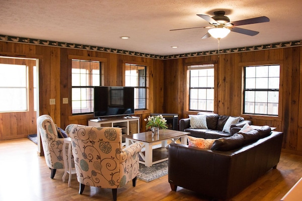 Televisión, reproductor de DVD, libros