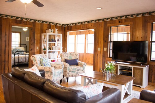 Comfy, Secluded Lake Cabin Retreat