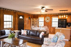 Televisión, reproductor de DVD y libros 