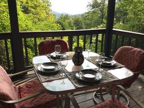 Outdoor dining - Enjoy Amazing Smoky Mountain View in Large, Comfortable Home in Treetops! (Franklin)