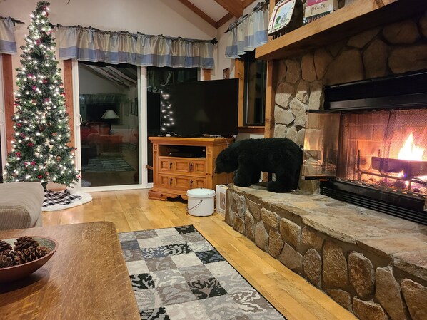 Interior - Enjoy Amazing Smoky Mountain View in Large, Comfortable Home in Treetops! (Franklin)