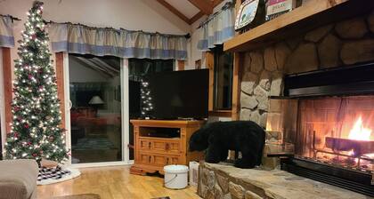 Enjoy Amazing Smoky Mountain View in Large, Comfortable Home in Treetops!