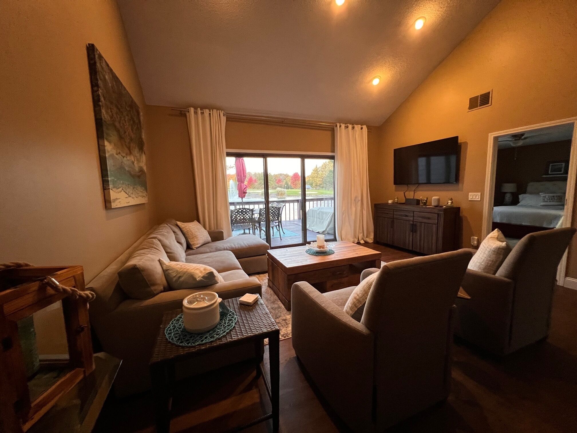 TV connectée, livres, chaîne hi-fi