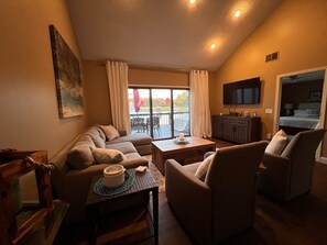 Smart TV, books, stereo - Peaceful 2BR, Condo on Pond - Overlooks 9th Hole at Sawmill Creek Golf Resort (Huron)