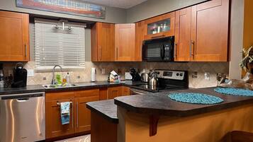 Réfrigérateur, micro-ondes, four, plaque de cuisson