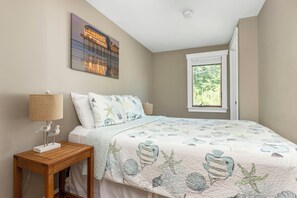 4 bedrooms, in-room safe, desk, iron/ironing board