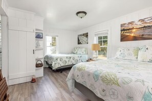 4 bedrooms, in-room safe, desk, iron/ironing board