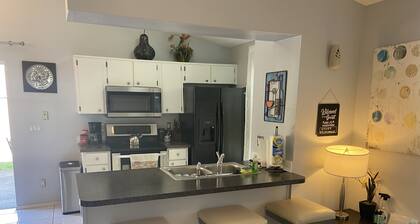 ORLANDO UCF Vacation House/ORLANDO SPEED WORLD /Parks / Beaches/ SLEEPS 8