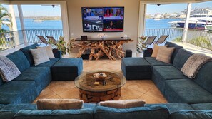 Een smart-tv, videogames, een tafeltennistafel en boeken