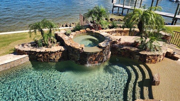 Een buitenzwembad, een verwarmd zwembad