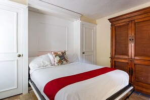 Een strijkplank/strijkijzer, internet, beddengoed, rolstoeltoegang