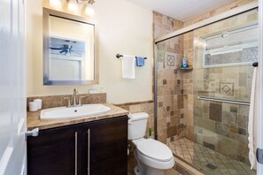 Een haardroger, handdoeken