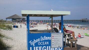 Vlak bij het strand, ligstoelen