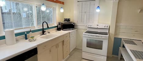 Geladeira, micro-ondas, fogão, cooktop