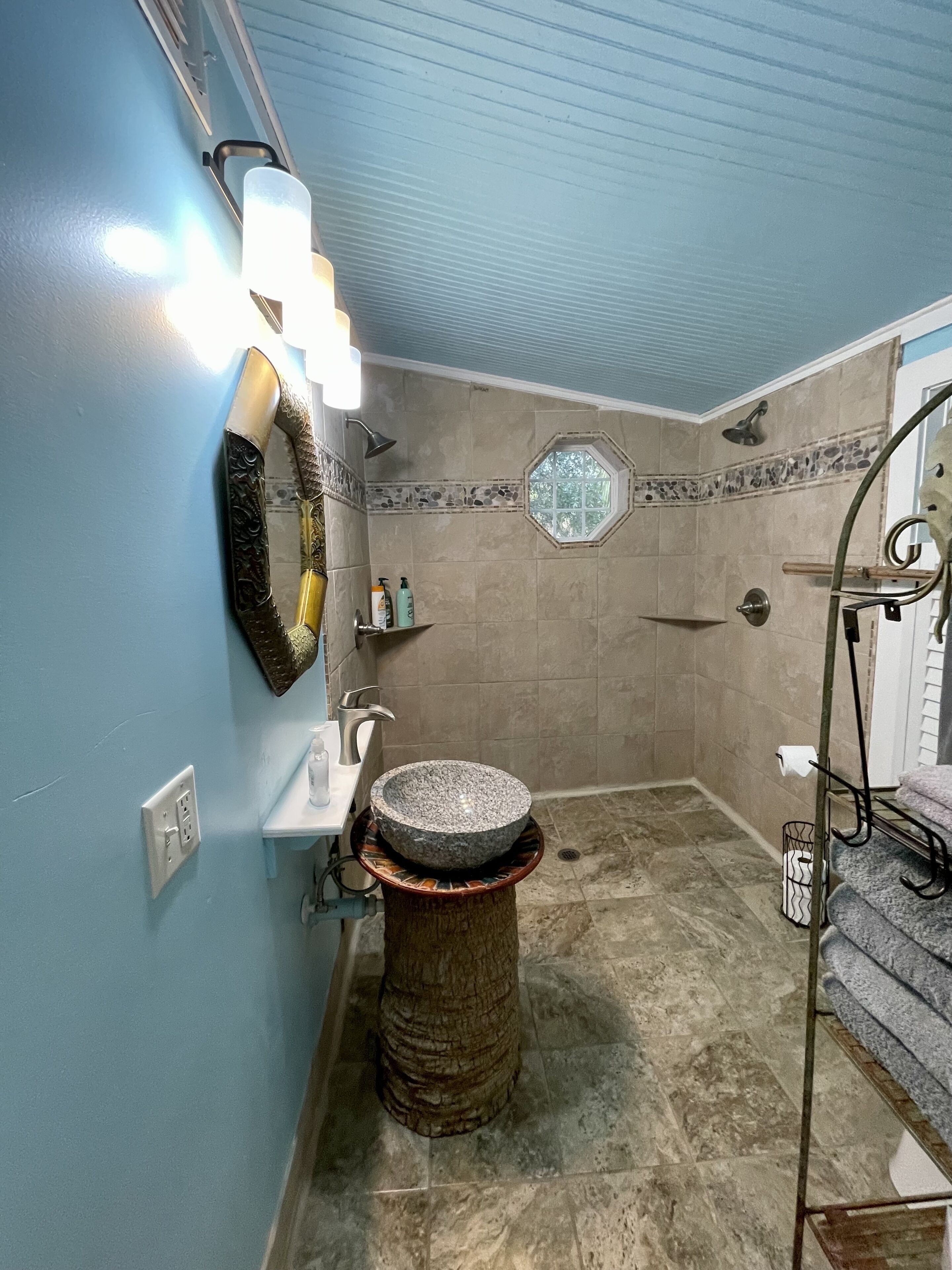 Combined shower/bathtub, hair dryer, towels, soap