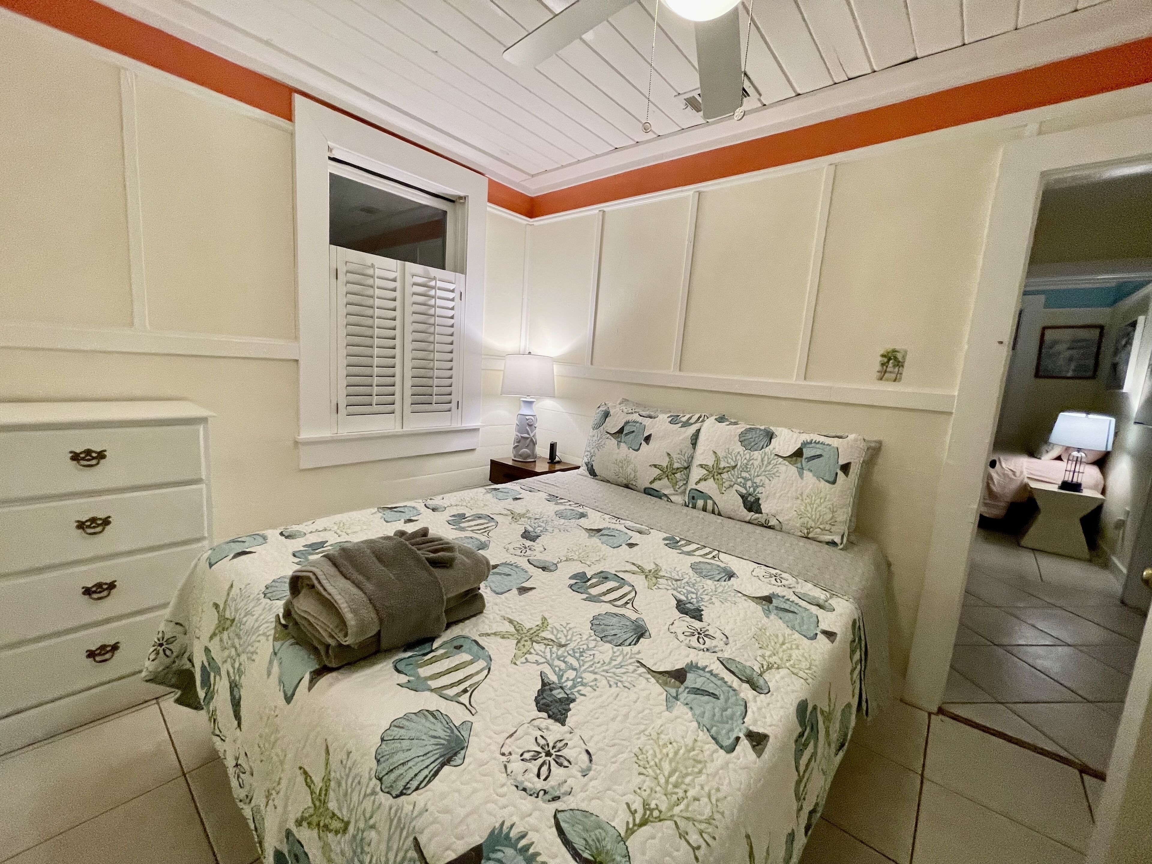 3 makuuhuonetta, silitysrauta/-lauta, ilmainen Wi-Fi, vuodevaatteet