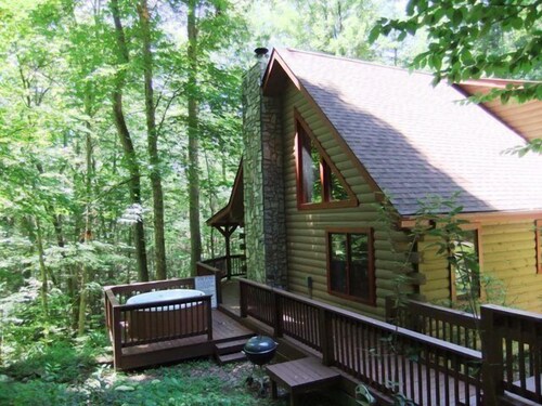 Log Cabin, Rushing Creek, Hot Tub, Firepit, Wood Fireplace, WiFi, A/C