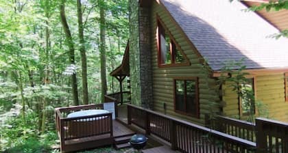 Log Cabin, Rushing Creek, Hot Tub, Firepit, Wood Fireplace, WiFi, A/C