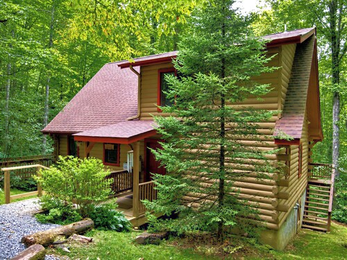 Log Cabin, Rushing Creek, Hot Tub, Firepit, Wood Fireplace, WiFi, A/C