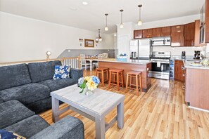 Smart TV, libros, biblioteca musical y videoteca 