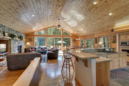 At Home in the Mountains , 7 bdrms 5 baths, Hot tub, Sauna, Steam rm & more