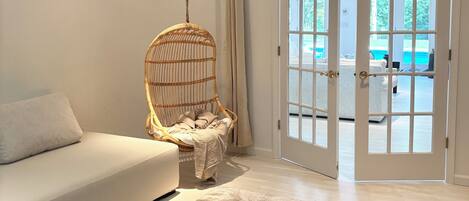 Televisión, chimenea, videojuegos y reproductor de DVD