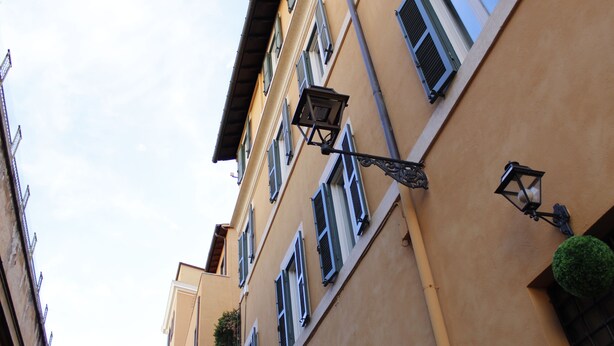 A building with multiple windows and a street lamp. - Fontana di Trevi and Spanish Steps. Modern and elegant (Roma)