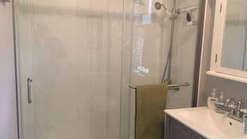 Ducha, secador de pelo, toallas y jabón